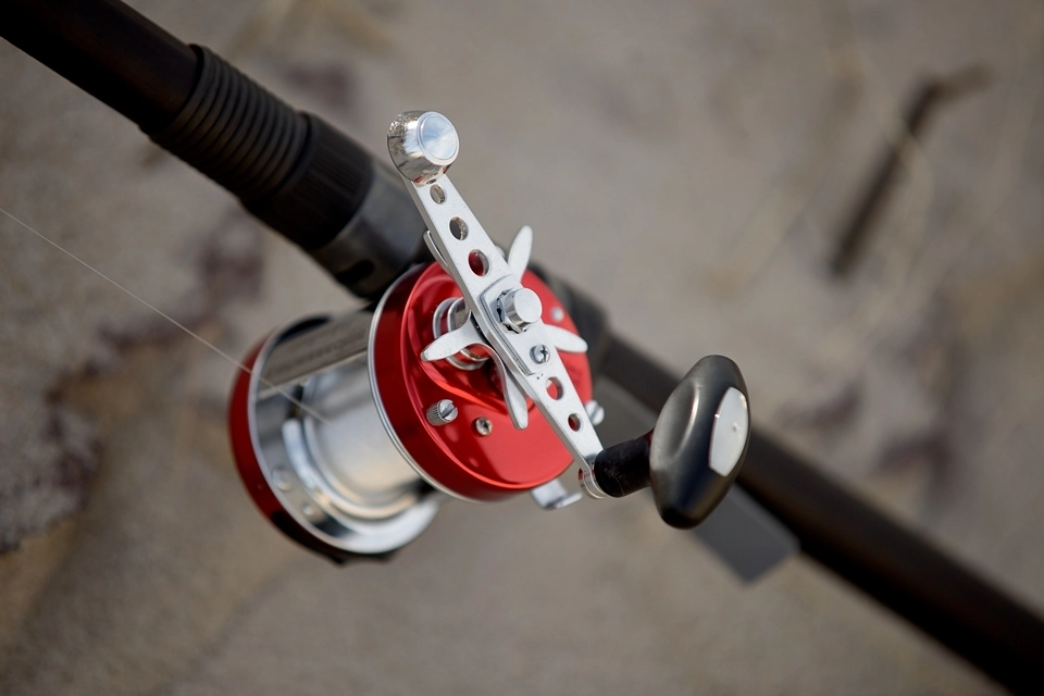 Fotografia pokrętła pięciogwiazdkowego chromowanego hamulca walki w kołowrotku typu multiplikator