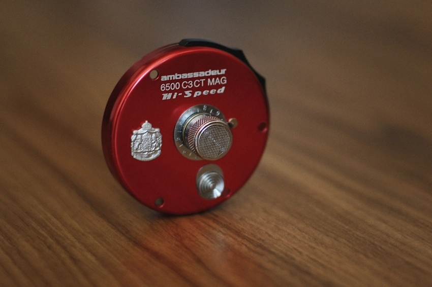 Obraz hamulca mechanicznego dociskowego w multiplikatorze firmy Abu Garcia