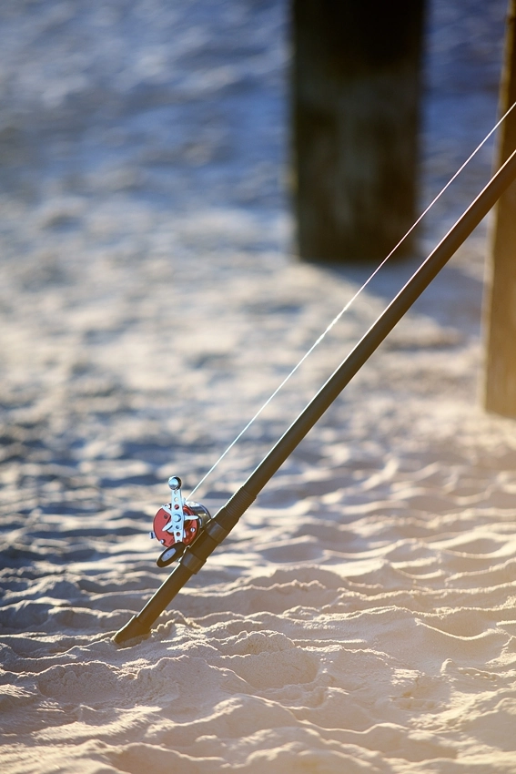 Wędka morska z multiplikatorem w promieniach porannego słońca