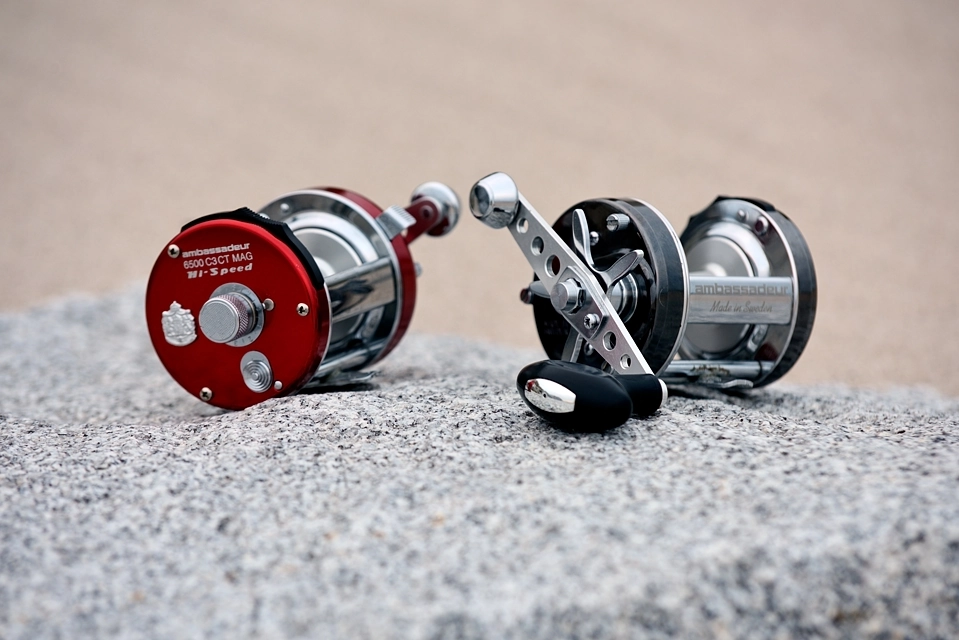 Dwa kołowrotki typu multiplikator na tle skał nadmorskich