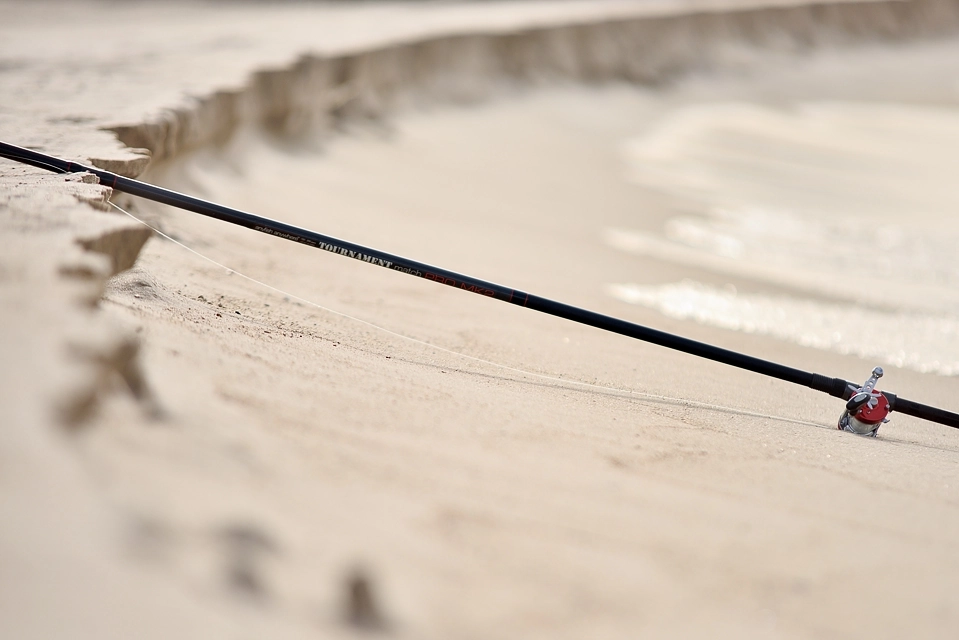 Wędka plażowa oparta o morski brzeg