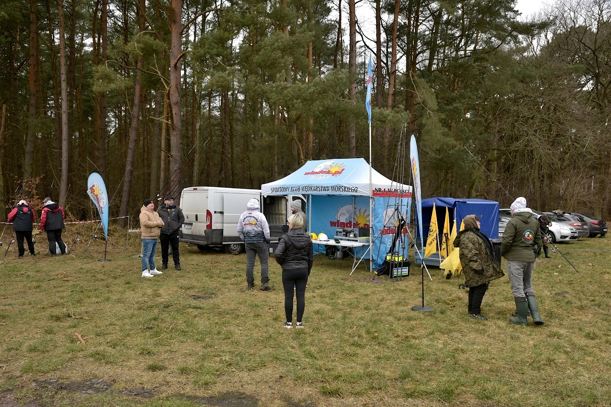 Łąka w miejscowości Karwieńskie Błoto otoczona lasem i przygotowania uczestników do zawodów rzutowych