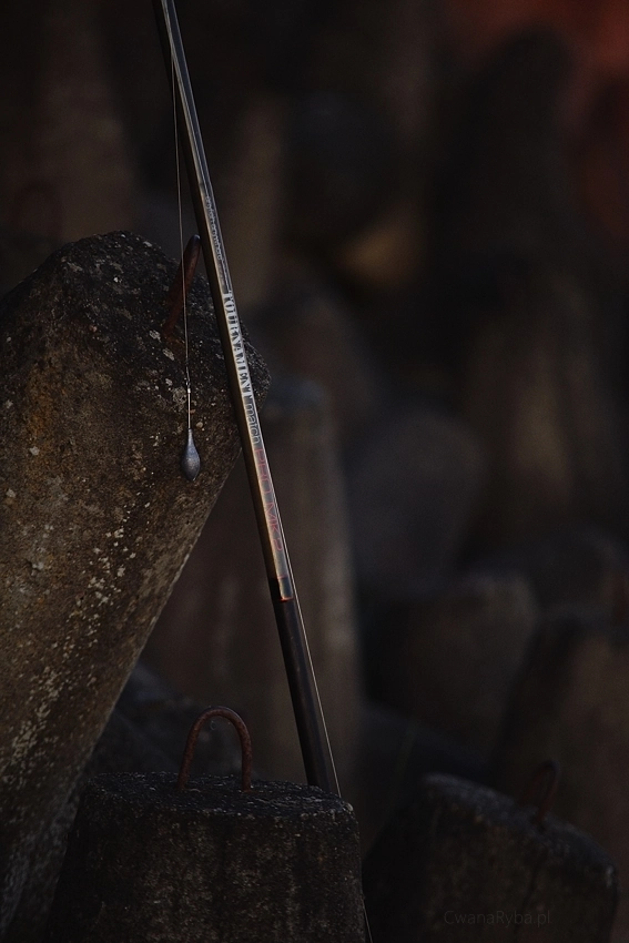 wędka plażowa na tle gwiazdo bloków z betonu z ciężarkiem 150g