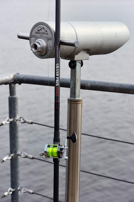 Wędka oparta o lunetę widokową