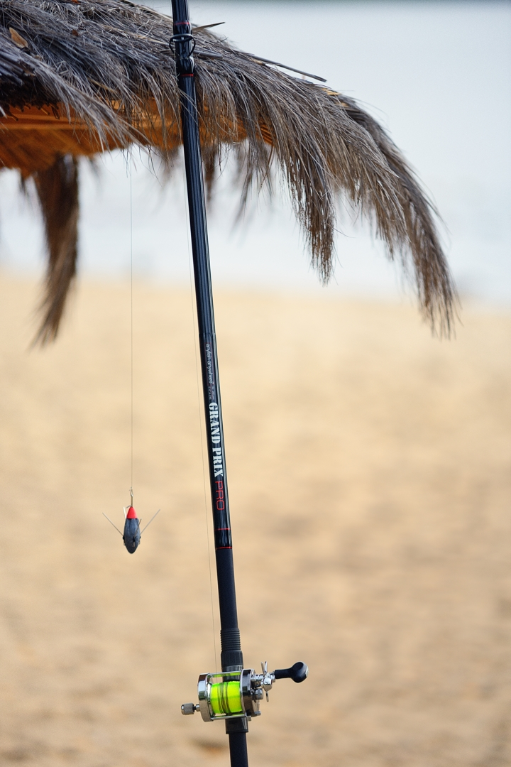 Wędka do łowienia z plaży oparta o daszek