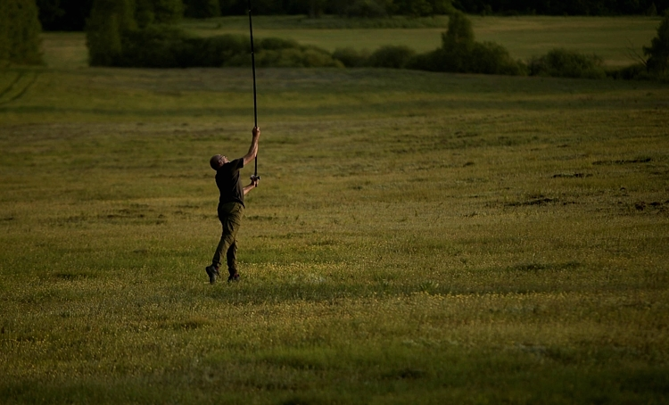Zawodnik longcastingu rzucający na polu turniejowym