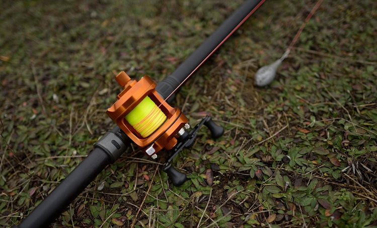 Kołowrotek o ruchomej szpuli na trawie