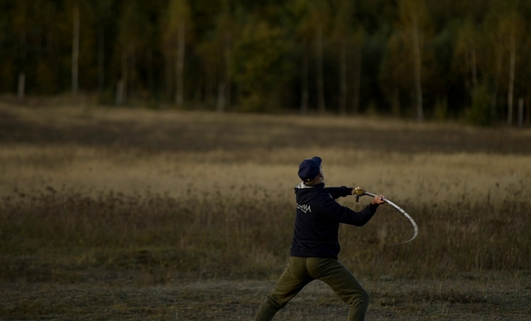 Sportowiec rzucający ciężarkiem za pomocą wędki