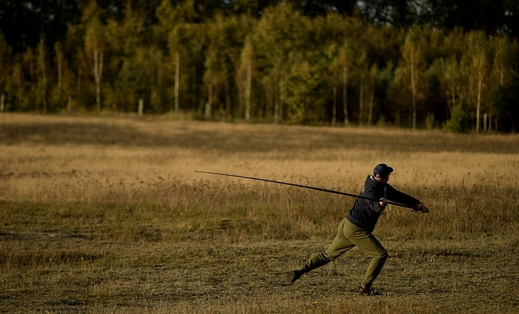 Zawodnik trenujący longcasting na polu turniejowym