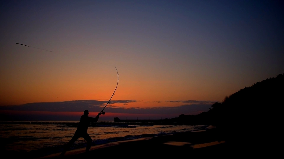 Fotografia momentu wędkarskiego rzutu zwanego Pendulum