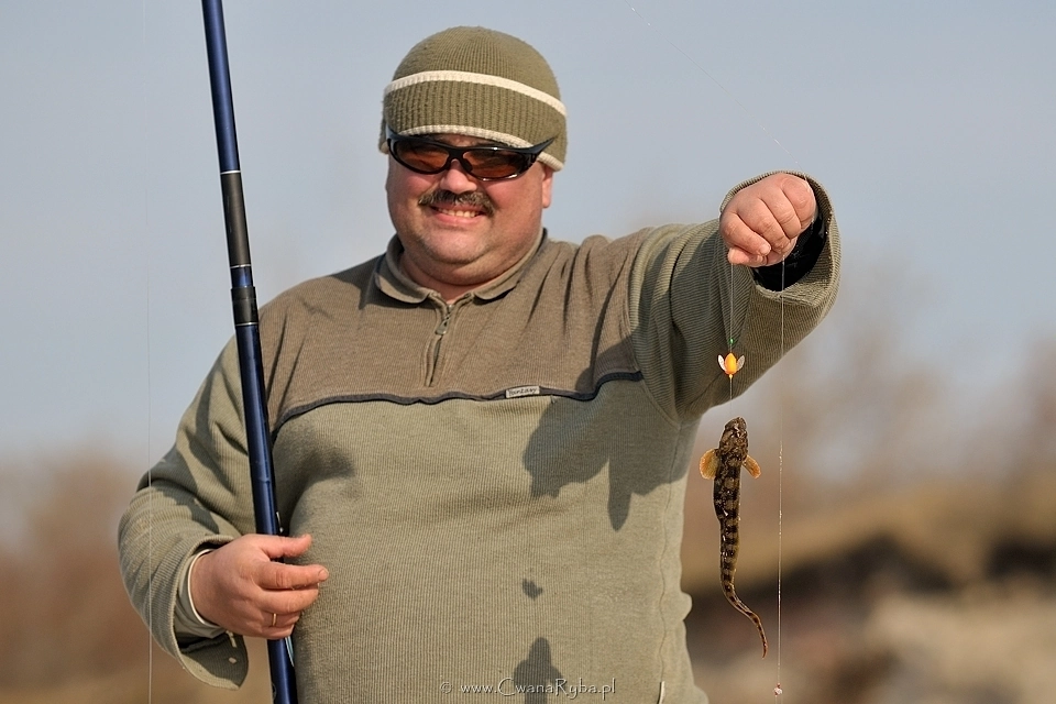 Człowiek z wędką z dziwną rybą morską