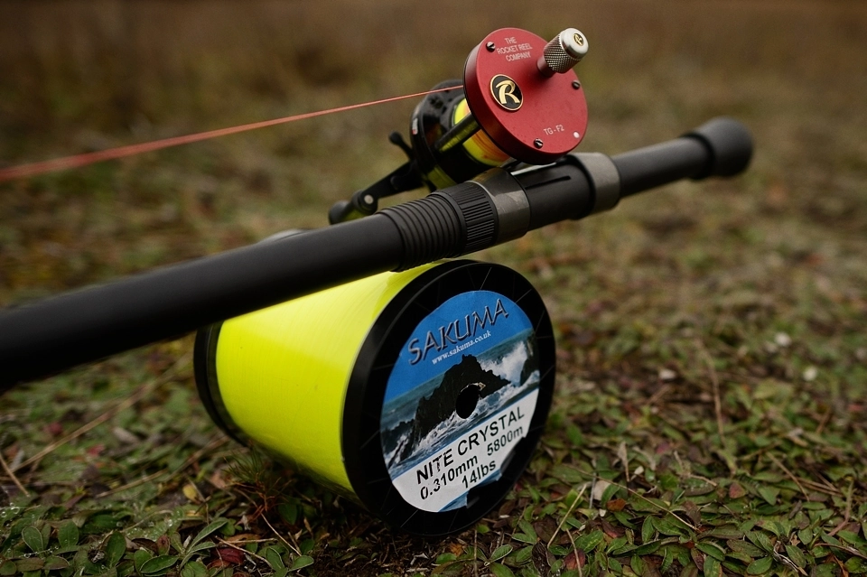 Seledynowa żyłka morska obok sprzętu do longcastingu