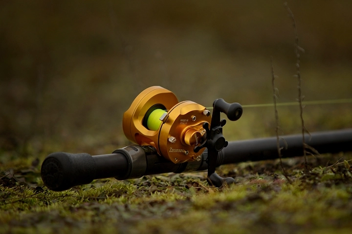 Multiplikator z żyłką na tle trawy