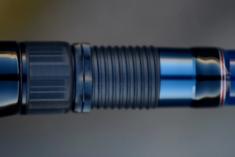 Fragment uchwytu kołowrotka w wędce plażowej z gwintem i podwójnymi nakrętkami