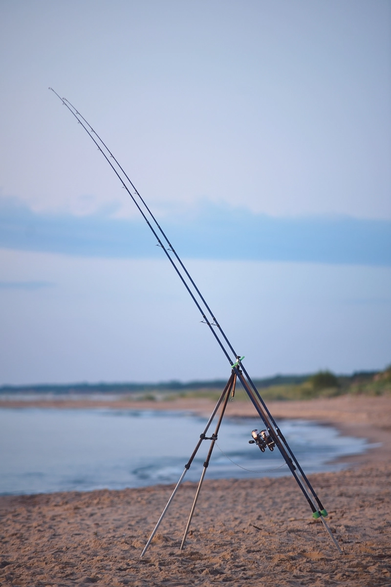 Dwie wędki plażowe stojące na plaży Bałtyku