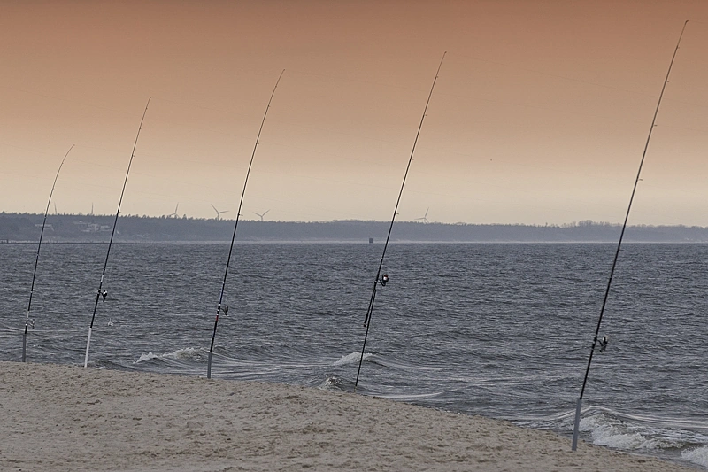 Centymetrowe różnice wysokości wędzisk nie wpływają znacząco na miejsce kontaktu żyłki z lustrem wody