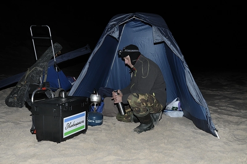 Dbajmy o zdrowie ogrzewając się podczas łowienia dorszy jesienną nocą