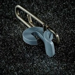 Klips z systemem zawiasowym do wyczepiania haczyka