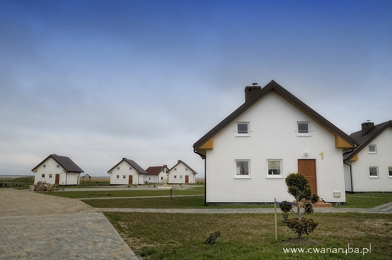 Domki są mocno oddalone od siebie zwiększając komfort prywatności