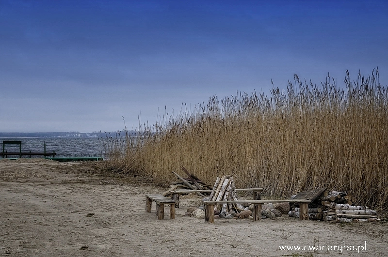 Nad samym jeziorem Bukowo Morskie jest miejsce na ognisko