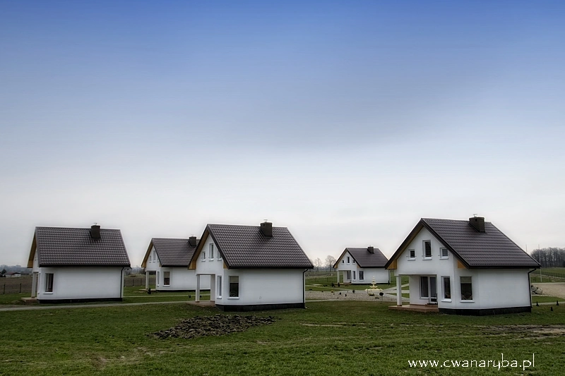 Nowo wybudowany kompleks budynków całosezonowych bazy wędkarskiej Spławik