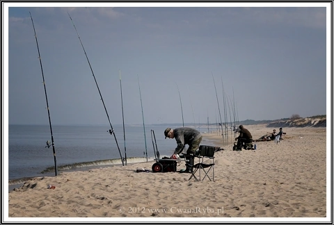 Metoda gruntowa, to najbardziej popularna forma łowienia ryb z plaży.