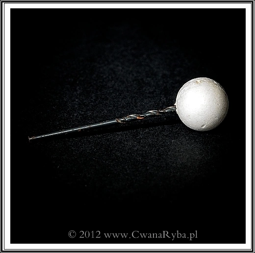 Sposób dodatkowego nawiercenia kulki pływającej