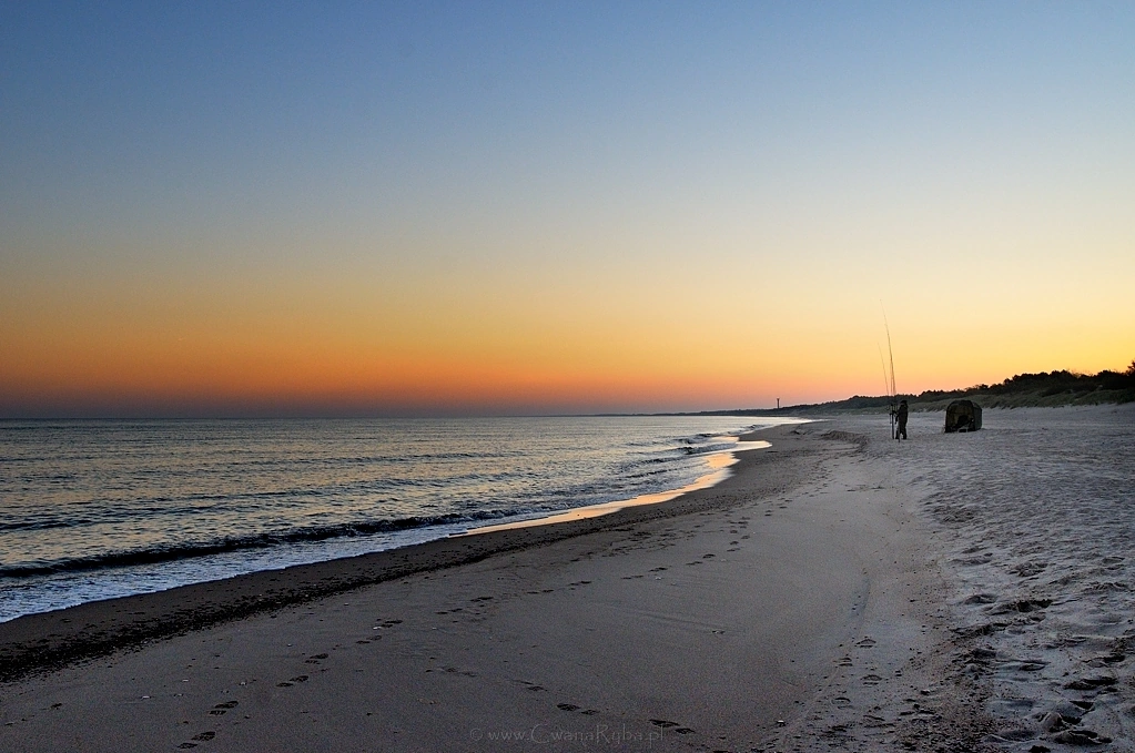 Nocny wędkarz z Bydgoszczy na plaży przy Radarach - Nikkor 24mm @1,4