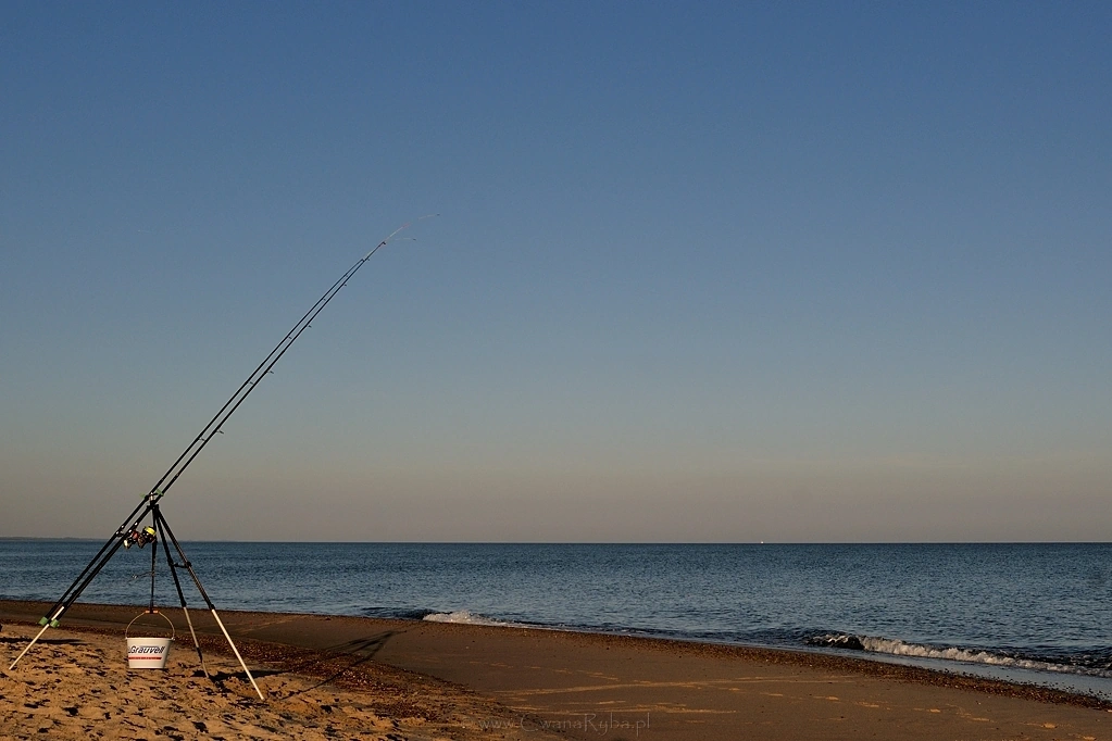Wędki na plaży - Nikkor 24mm @1,4