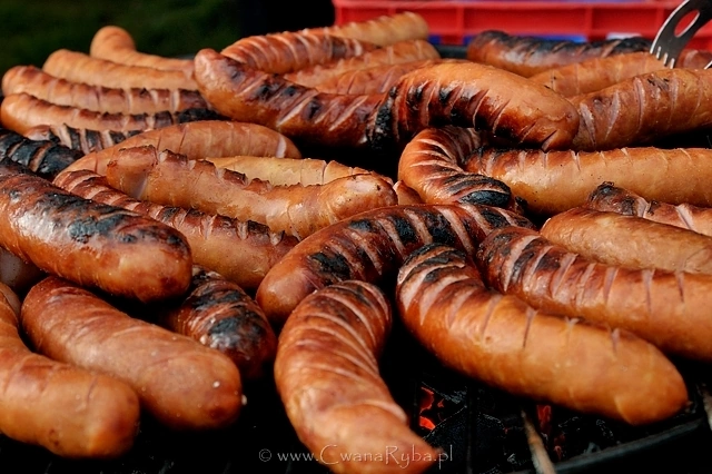 Pyszne gorące kiełbaski dla wszystkich osób będących na zawodach surfcastingowych