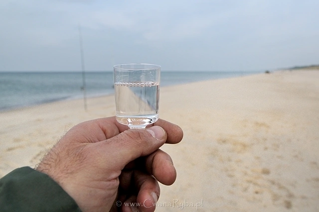 Surfcastingowy toast na plaży dla uczestników zawodów plażowych