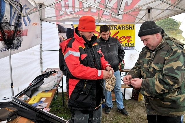 Losowanie przez wędkarzy numerów stanowisk do łowienia z plaży