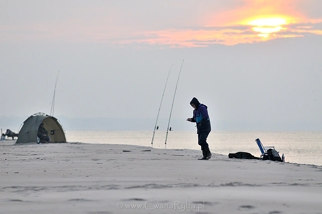 Zawodnicy starali się wykorzystać każdy moment na zorganizowanie stanowiska przed nadejściem nocy