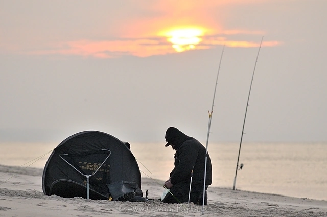 Patrząc przez obiektyw na tych wytrwałych ludzi kochających wędkowanie w morzu miałem wrażenie pewnego rodzaju skupienia na świecie którego tylko oni znają