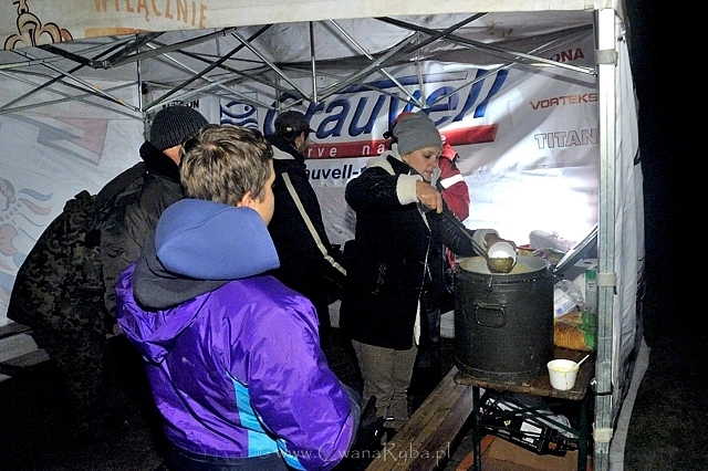 Uczestnicy zawodów Mieleński Dorsz 2014 w dowolnej chwili mogli ogrzać się ciepłą zupą grochową przygotowaną przez Panią Basię