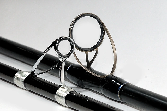 Fuji SIC LC Dwie różne koncepcje przelotek. Największa przelotka Gravell SURF COMPETITION I (po lewej)i największa przelotka wędki DEGA SURF Masterpiece AX Tip Control (po prawej)