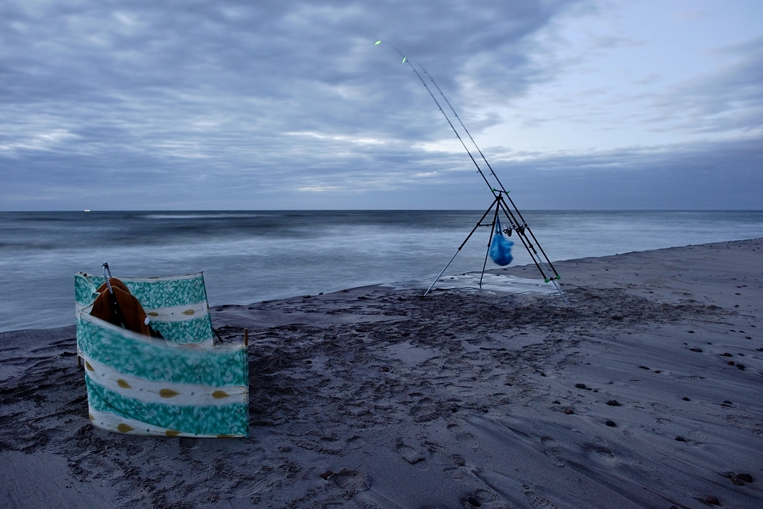 Zdjęcie przedstawiające stan morza na bardzo długim czasie naświetlania. Na obrazku widać silny napór wody na brzeg plaży