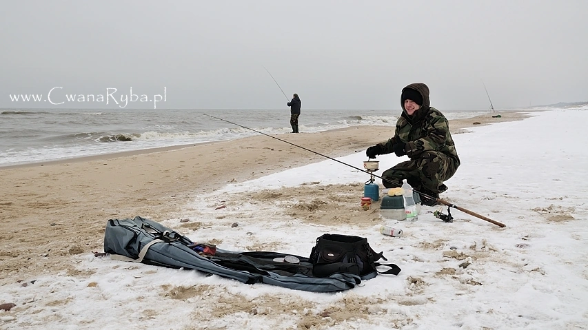 Surfcasting w Mielnie i Łazach zimową porą - śniadanie na plaży