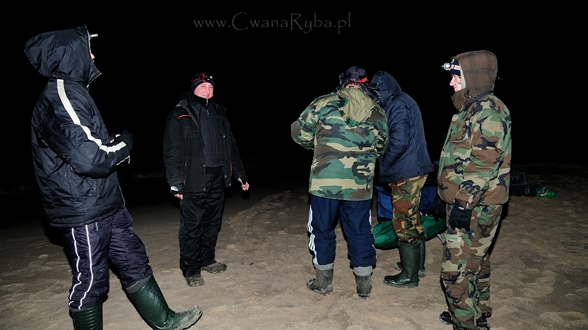 W grupie raźniej wędkuje się zimą z plaży