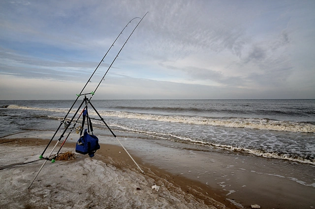 tripod z obciążeniem na silnym wietrze