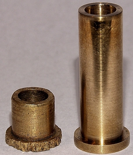 Zużyta oryginalna panewka, obok nowa zmodyfikowana