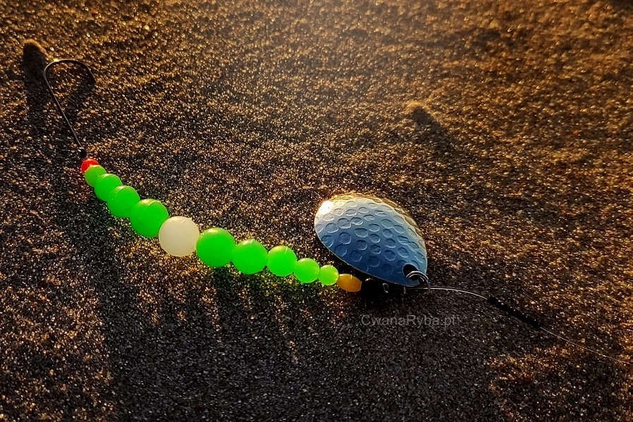 System z koralikami fluo do łowienia w morzu