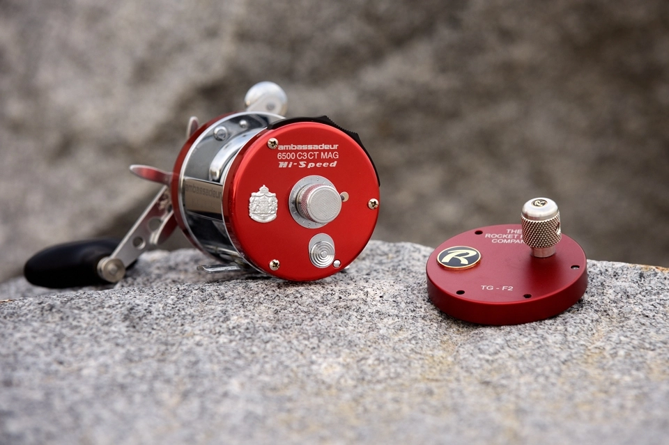 Multiplikator morski i leżąca obok niego obudowa z hamulcem magnetycznym