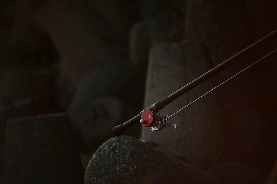 Fotografia multiplikatora firmy Abu Garcia z udoskonalonym elementem firmy The Rocket Reel Company