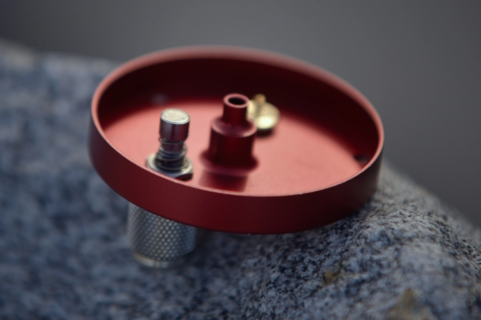 Płyta boczna z pokrętłem na końcu którego jest magnes stały do multiplikatora