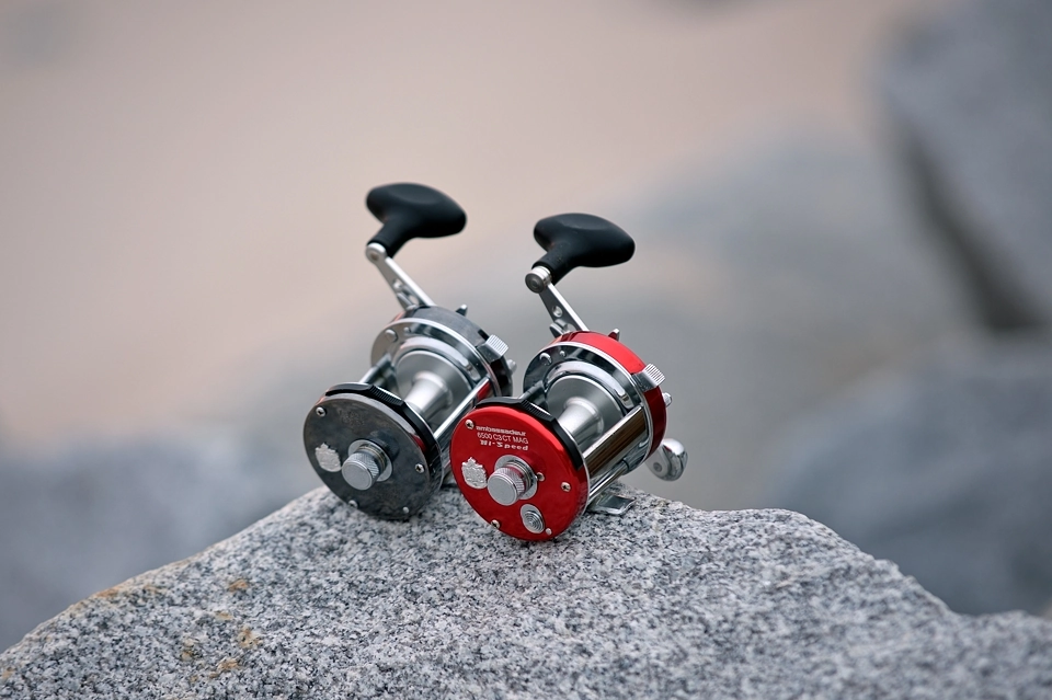 Dwa kołowrotki wędkarskie Abu Garcia Ambassadeur 6500 leżące na skale