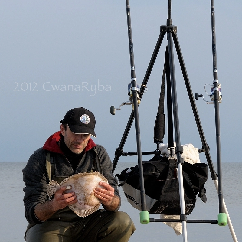 Wędkarz na plaży z turbotem