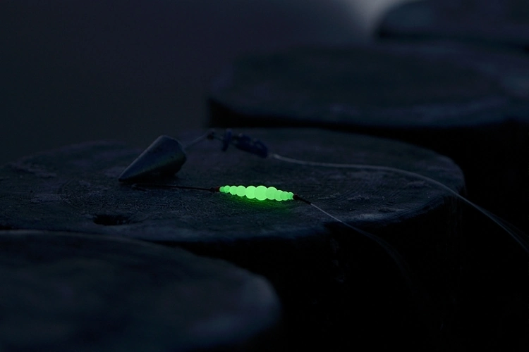 Świecące w nocy koraliki na flądry